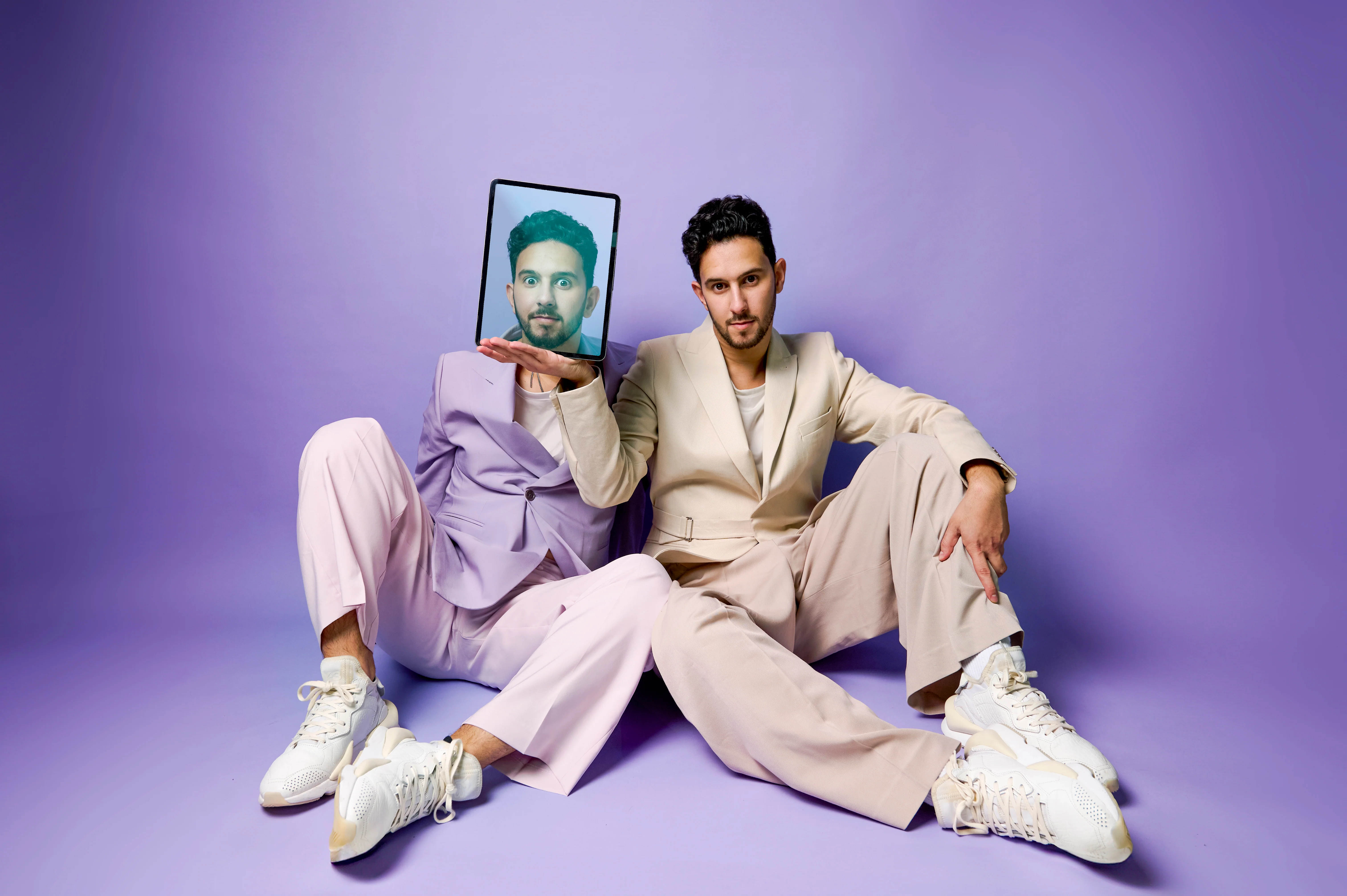 The French Twins, stage moment with tablet